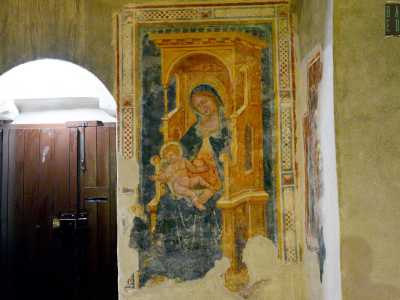 A catturarci � in controfacciata l�affresco della Madonna in trono col Bambino di XV secolo...